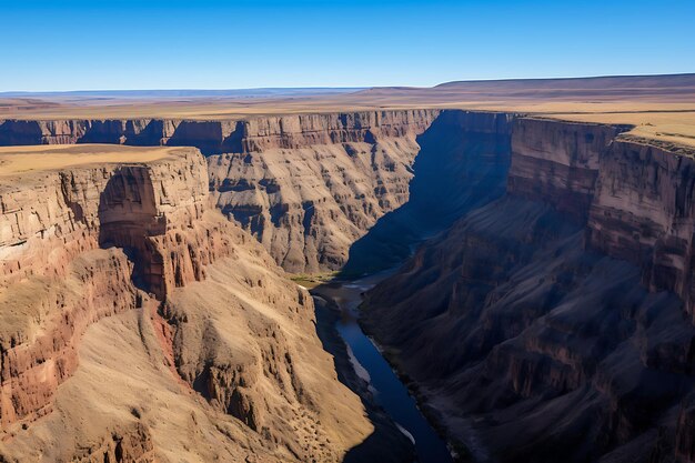 Vue aérienne d'un canyon sous un ciel bleu clair