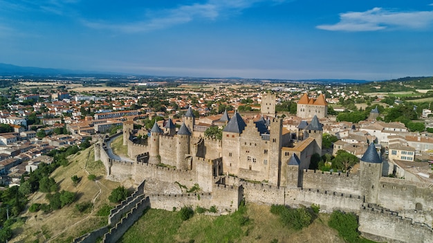 Vue aérienne de Carcassonne cité médiévale et château forteresse d'en haut, Sourthern France