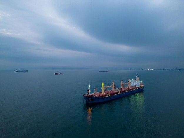 Vue aérienne cargo vraquier navire sur la mer la nuit