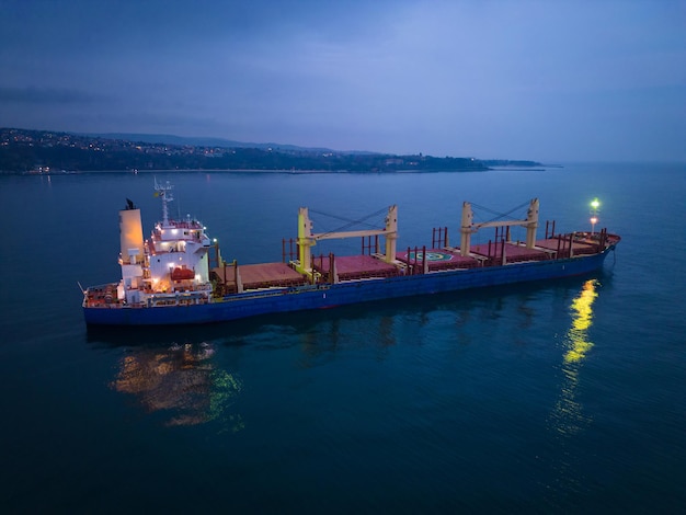 Vue aérienne cargo vraquier navire sur la mer la nuit