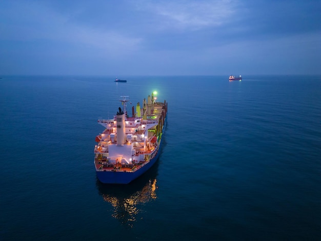 Vue aérienne cargo vraquier navire sur la mer la nuit