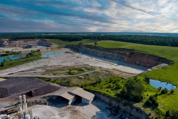 Vue aérienne de la carrière panoramique minière à ciel ouvert avec beaucoup au travail d'équipements de machines dans une carrière