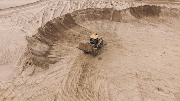 Vue aérienne de la carrière de sable avec bulldozer