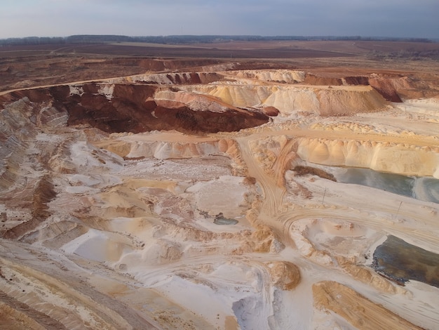 Vue aérienne de la carrière de sable de quartz. Lieu industriel en Ukraine. Personne