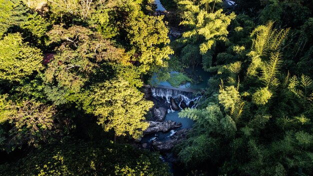 Vue aérienne de la cascade à angle élevé