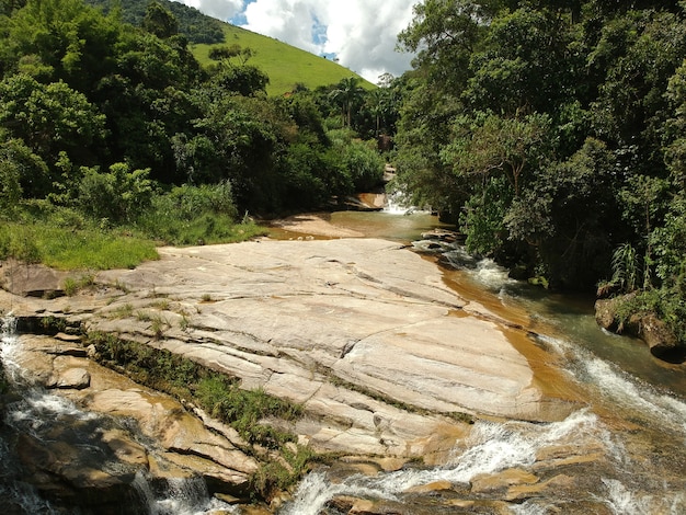 Vue aérienne de la cascade de Bicuda Grande, MacaÃƒÂ©, Rio de Janeiro avec montagnes et collines. Photo de drone.