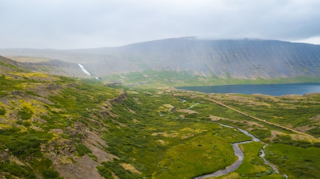 Vue aérienne de la cascade Dynjandi dans les fjords de l&#39;ouest de l&#39;Islande, en été