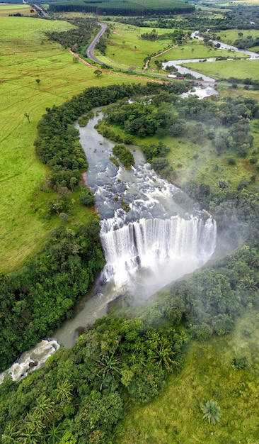 Vue aérienne de la cascade de fumée située à Ponte Nova