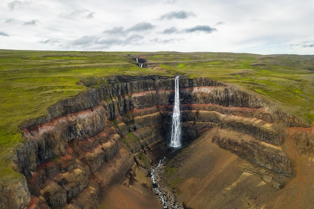 Vue aérienne de la cascade Hengifoss en Islande