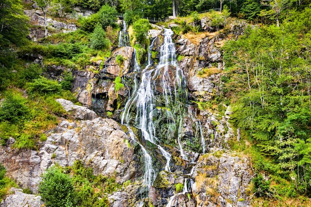 Vue aérienne de la cascade de Todtnau dans les montagnes de la Forêt-Noire. L'une des plus hautes cascades d'Allemagne