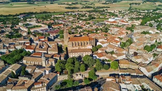 Vue aérienne de Castelnaudary quartier résidentiel abrite des toits, des rues et des canaux avec des bateaux d'en haut, vieille ville médiévale, France