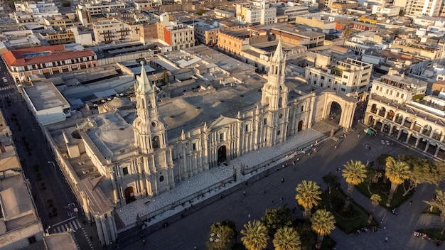 Vue aérienne de la cathédrale d'Arequipa dans la ville d'Arequipa au Pérou