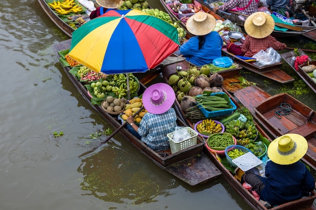 vue aérienne célèbre marché flottant en thaïlande damnoen saduak marché flottant ratchaburi thailande