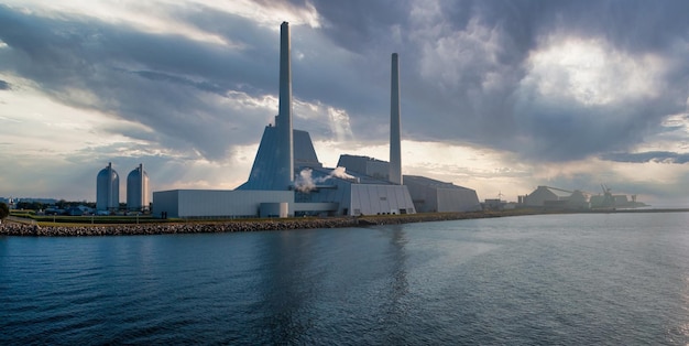 Vue aérienne de la centrale électrique. L'une des centrales électriques les plus belles et les plus respectueuses de l'environnement au monde. Énergie verte ESG.