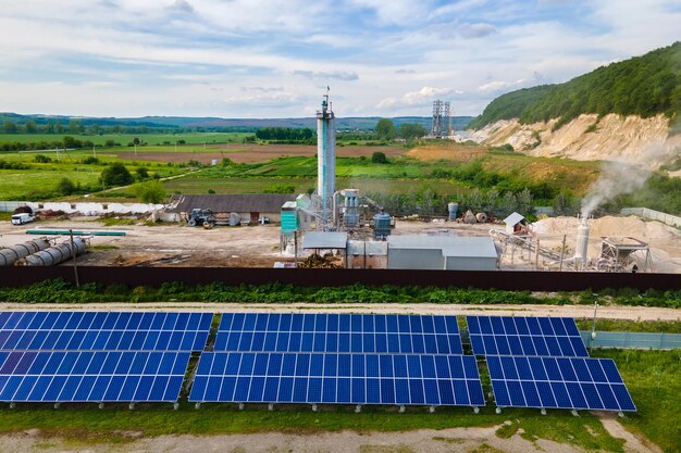 Vue aérienne de la centrale électrique avec des rangées de panneaux solaires photovoltaïques pour produire de l'énergie électrique écologique propre dans la zone industrielle Électricité renouvelable avec concept zéro émission