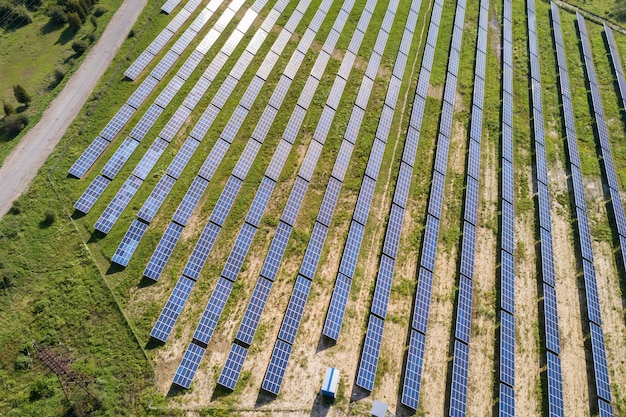 Vue aérienne de la centrale solaire sur champ vert. Ferme électrique avec panneaux pour la production d'énergie écologique propre.