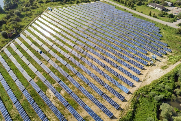 Vue aérienne de la centrale solaire sur champ vert. Ferme électrique avec panneaux pour la production d'énergie écologique propre.