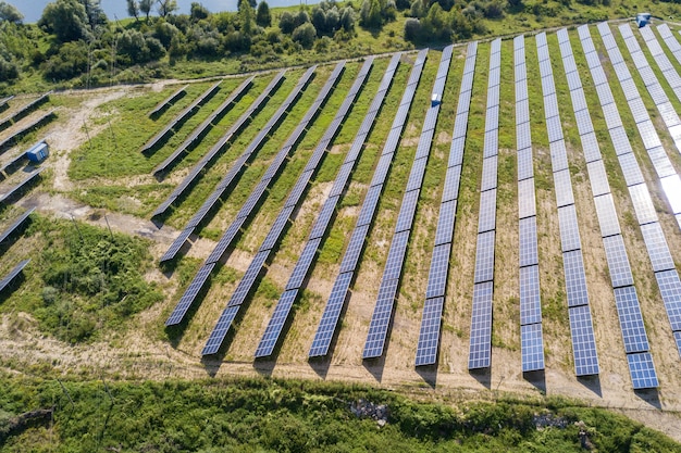 Photo vue aérienne de la centrale solaire sur champ vert. ferme électrique avec panneaux