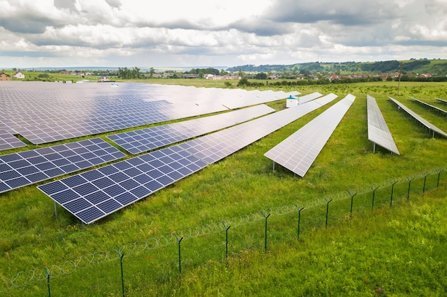 Vue aérienne de la centrale solaire sur champ vert. Panneaux électriques pour la production d'énergie écologique propre.