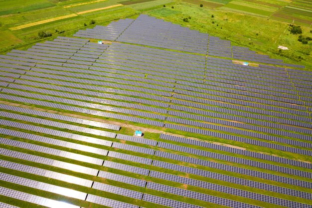 Vue aérienne de la centrale solaire sur champ vert. Panneaux électriques pour la production d'énergie écologique propre.