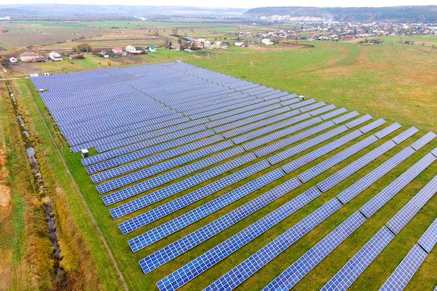 Vue aérienne de la centrale solaire sur champ vert.