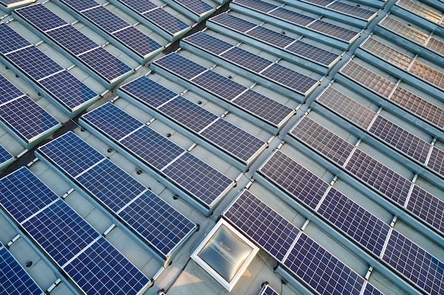 Vue aérienne de la centrale solaire avec des panneaux photovoltaïques bleus montés sur le toit d'un bâtiment industriel pour produire de l'électricité écologique verte Production d'un concept d'énergie durable