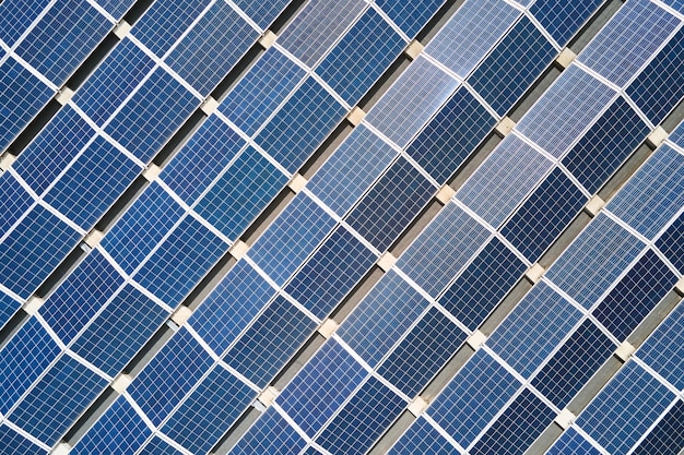 Photo vue aérienne de la centrale solaire avec des panneaux photovoltaïques bleus montés sur le toit d'un bâtiment industriel pour produire de l'électricité écologique verte production d'un concept d'énergie durable