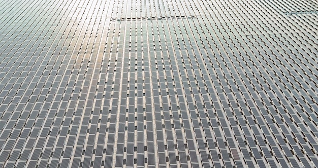 Vue aérienne de la centrale solaire avec panneaux solaires flottants sur l'étang