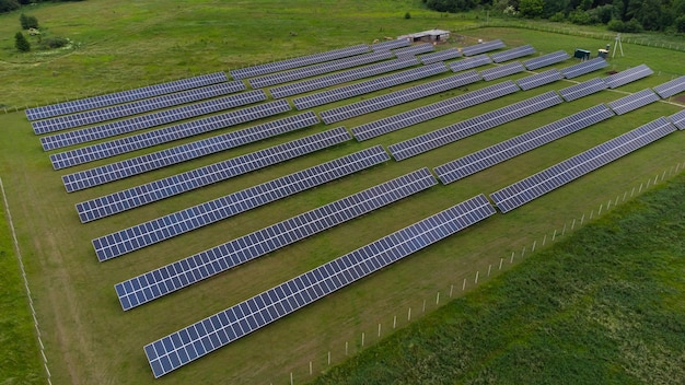 vue aérienne de la centrale solaire, vue aérienne de dessus de la ferme solaire.