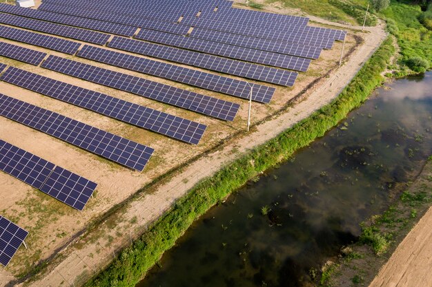 Vue aérienne de la centrale solaire.