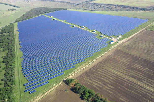 Vue aérienne d'une centrale solaire.