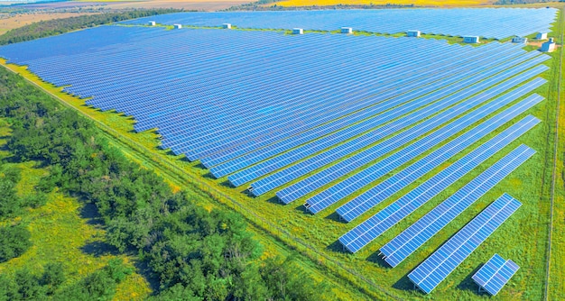 Vue aérienne d'une centrale solaire.