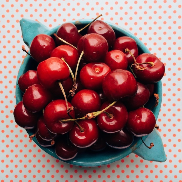 Vue aérienne des cerises dans un bol