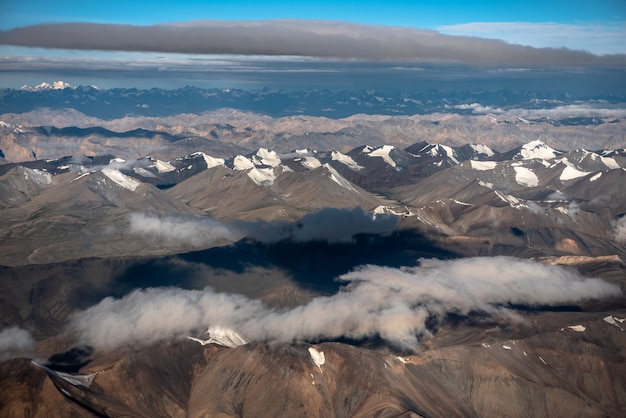 Vue aérienne de la chaîne de montagnes en juillet et août à Leh