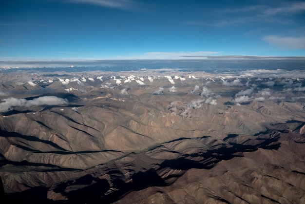 Vue aérienne de la chaîne de montagnes en juillet et août à Leh