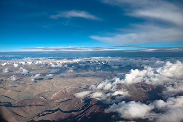 Vue aérienne de la chaîne de montagnes en juillet et août à Leh