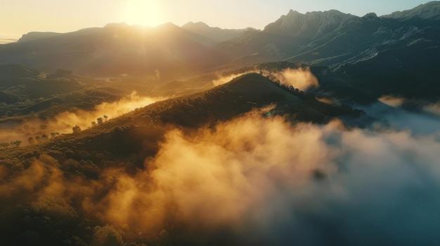 Vue aérienne d'une chaîne de montagnes avec la lumière du soleil brisant les nuages dans le ciel