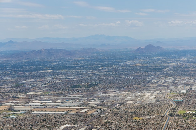 Vue Aérienne D'une Chaîne De Montagnes Proche à Skyline Phoenix Arizona Nous