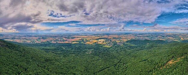 Vue aérienne de la chaîne de montagnes et de la vallée