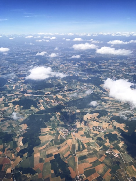 Photo vue aérienne d'un champ agricole contre le ciel