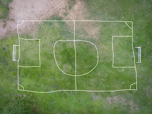 Vue aérienne champ nature fond de terrain de football vert, vue de dessus terrain de football d'en haut dans la campagne, terrain de futsal vue à vol d'oiseau