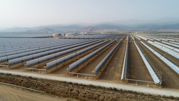 Vue aérienne d'un champ de panneaux solaires