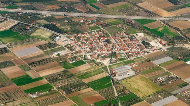 Vue aérienne des champs avec l'agriculture grecque traditionnelle