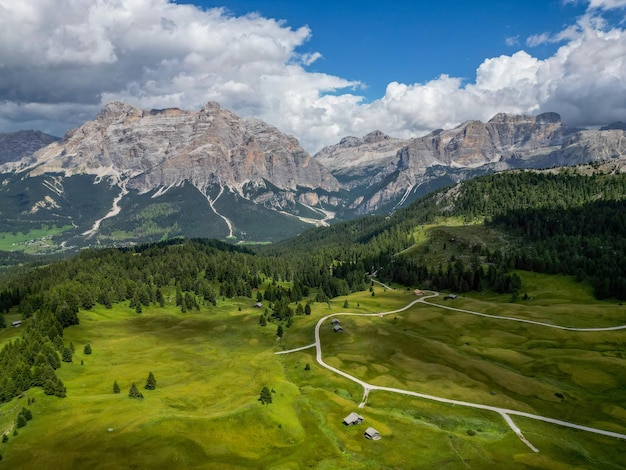 Vue aérienne des champs d'Armentarola Dolomites Alpes près de l'Alta Badia TrentinoAltoAdige région Italie Saison d'été