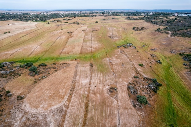 Vue aérienne sur les champs labourés près de Malpartida de Caceres