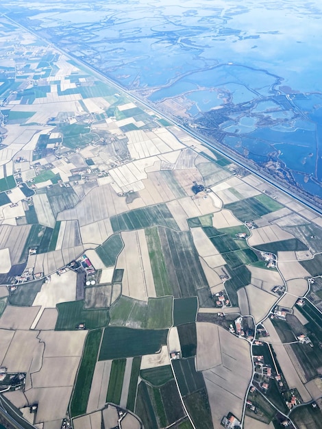 Vue aérienne des champs et des parcelles près de la ville de Venise