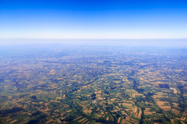 Vue aérienne des champs verts, campagne forestière