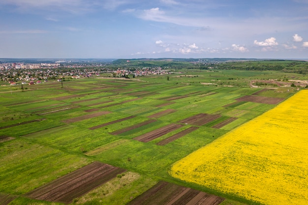 Vue aérienne des champs verts, labourés et fleuris