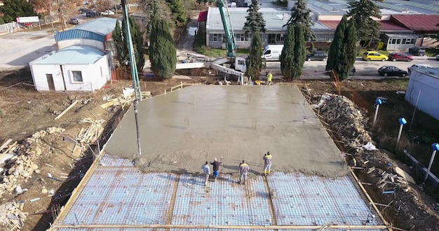 Photo vue aérienne d'un chantier de construction pendant le versement du ciment