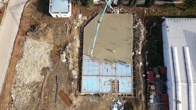 Photo vue aérienne d'un chantier de construction pendant le versement du ciment